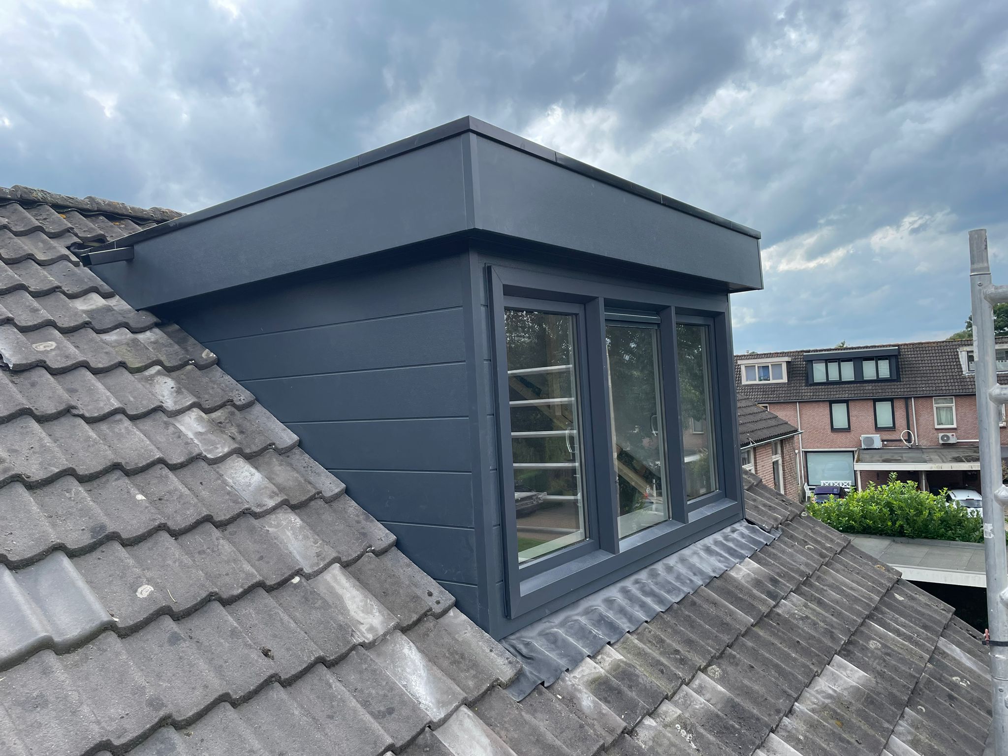 Afgewerkte antraciet dakkapel met drie ramen, geplaatst door S&R Bouw en Installatie