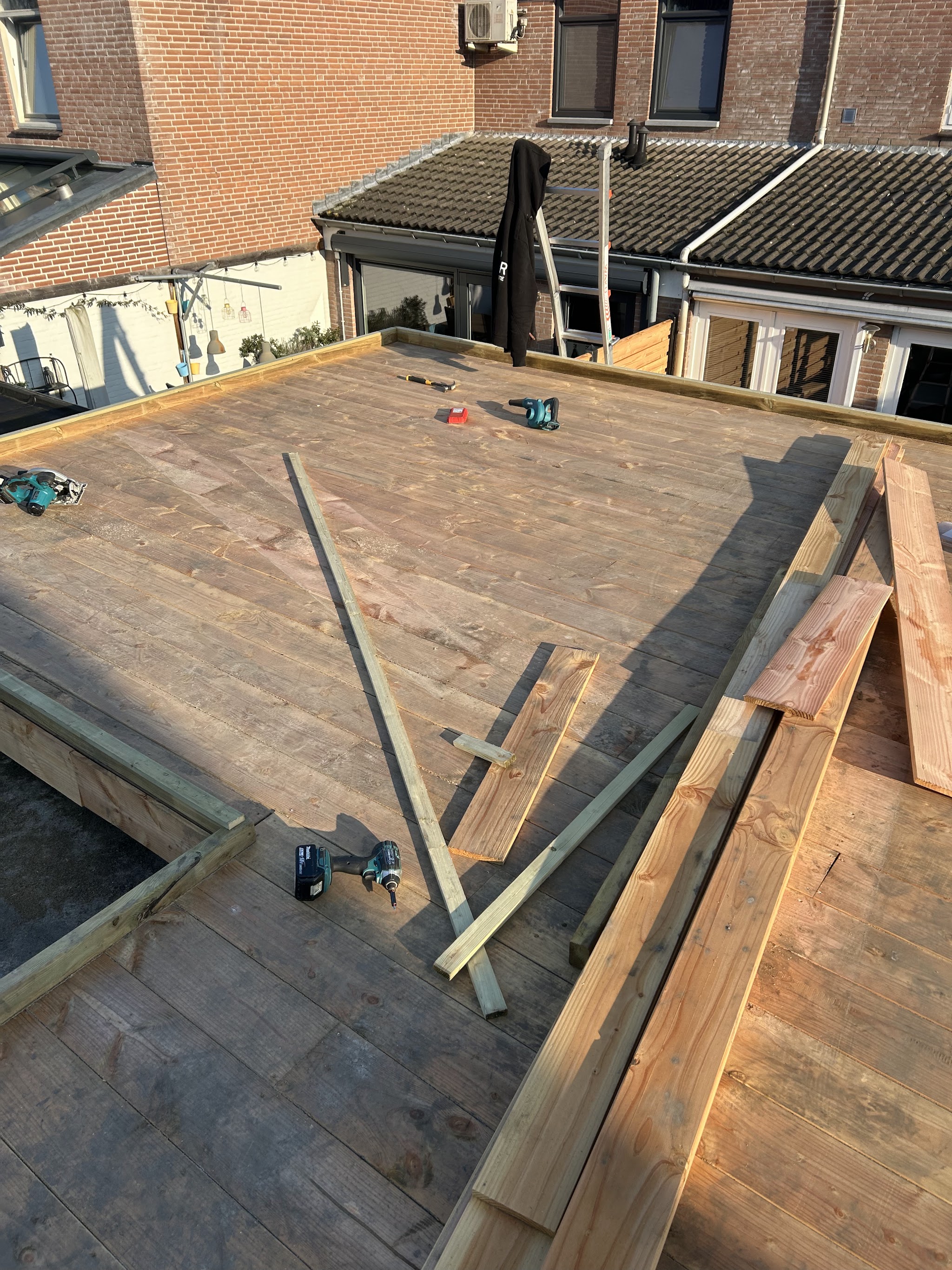 Houten dakconstructie van een plat dak in aanbouw