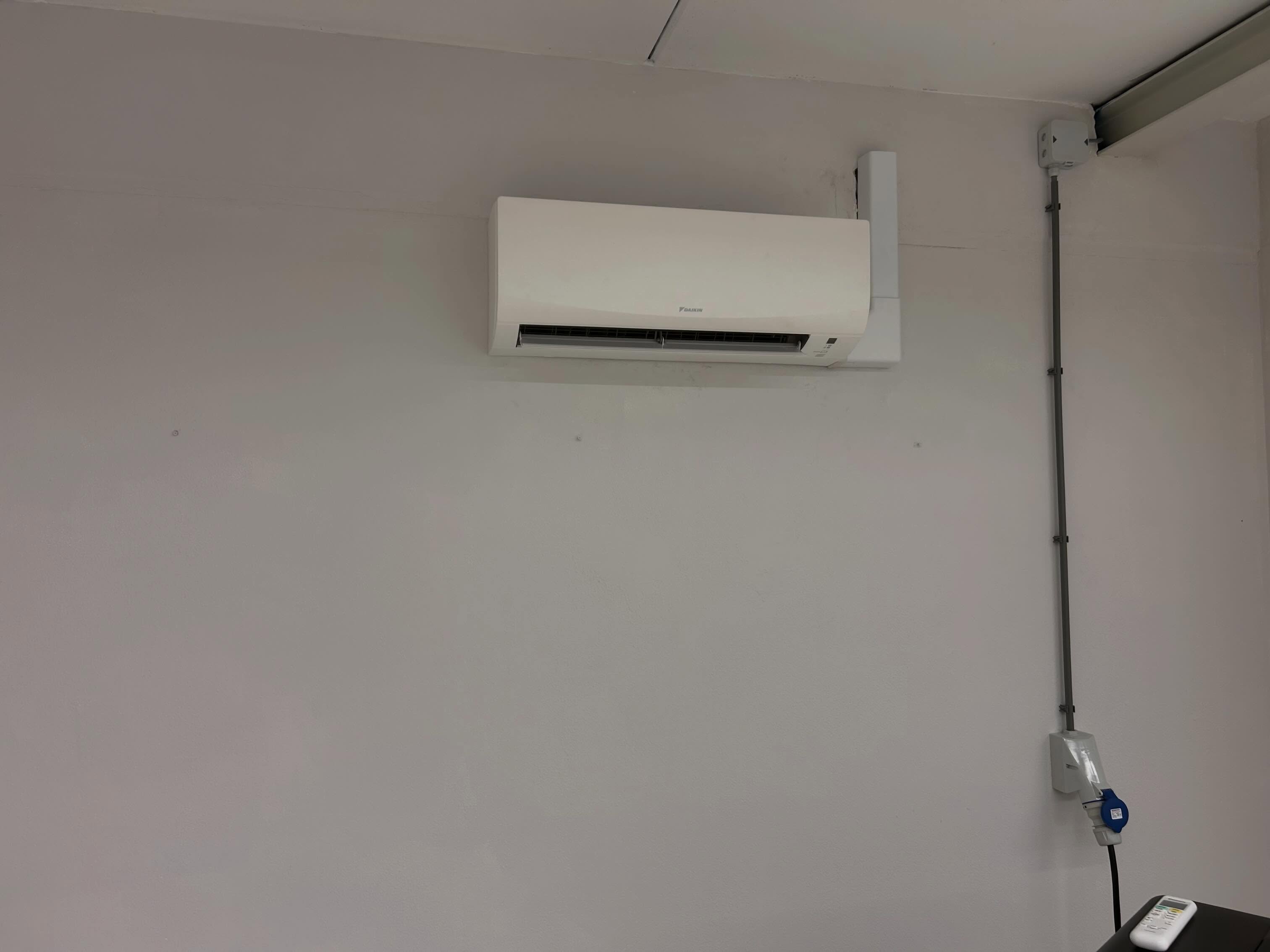 Nieuwe airco-binnenunit in een bedrijfsruimte