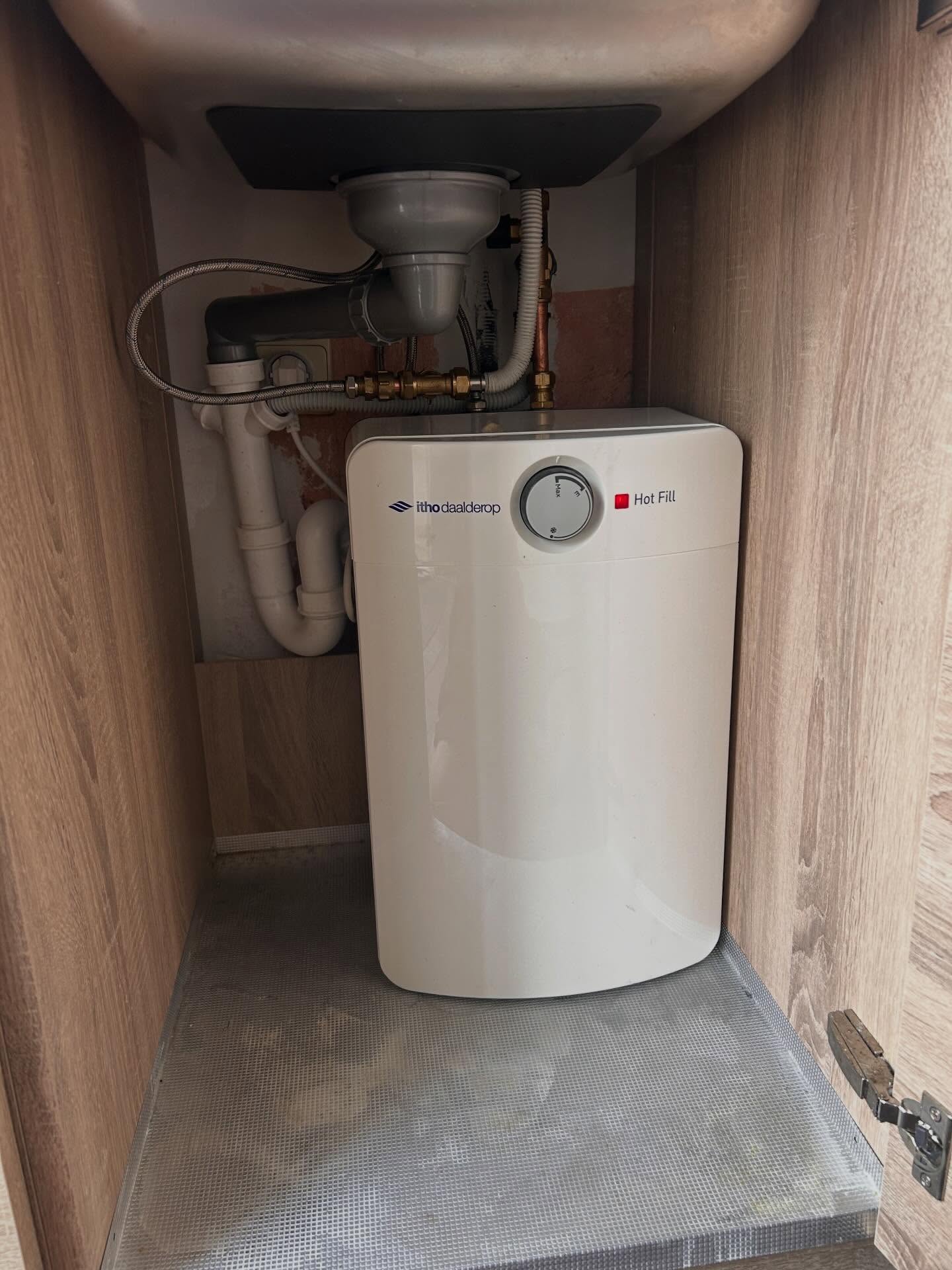 Close-in boiler netjes aangesloten in een keukenkastje