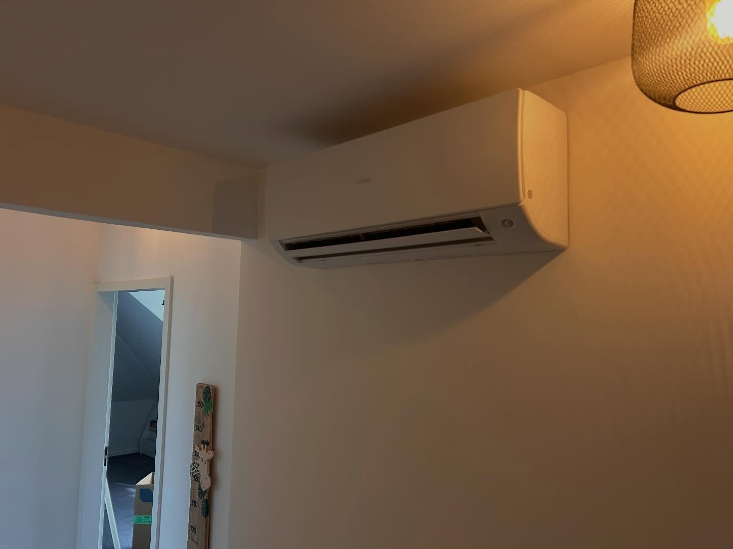Haier airco-binnenunit hoog aan de wand
