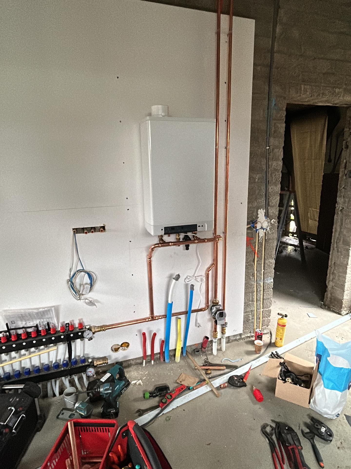 Start van een hybride warmtepomp: ketel, verdeler en nieuw leidingwerk